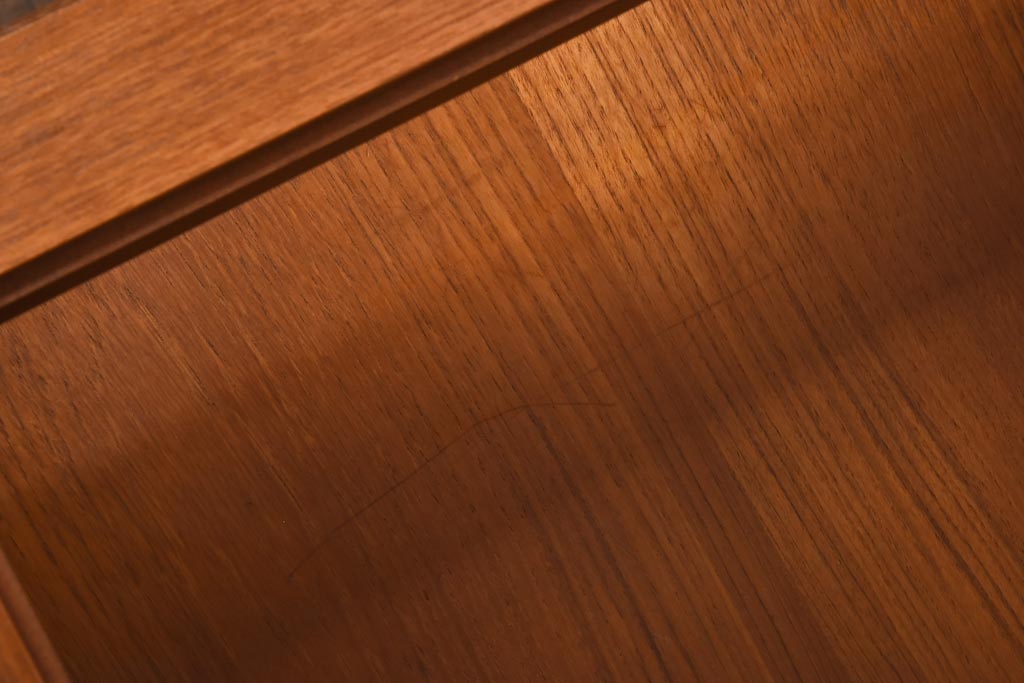 ヴィンテージ家具　ビンテージ　収納付き　ガラストップがモダンなローテーブル(コーヒーテーブル)