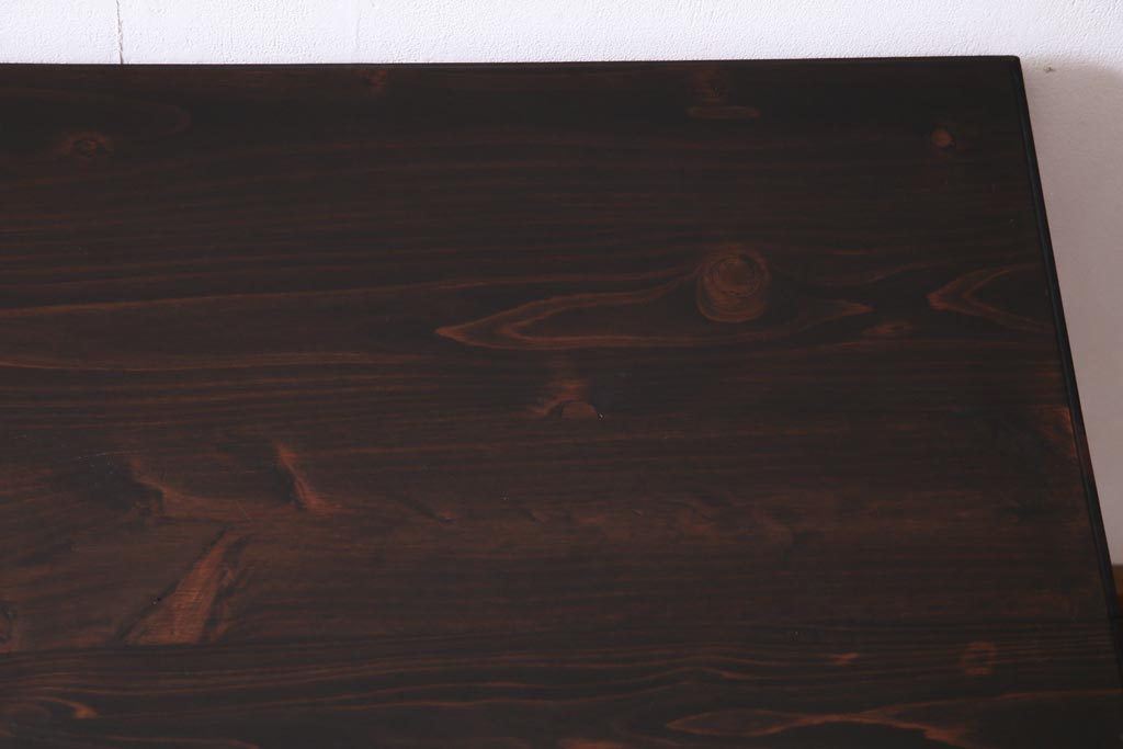 リメイク　シンガー社(SINGER)　天板ヒノキ材　お洒落な雰囲気醸し出す鉄脚ミシンテーブル(シンガーミシン、サイドテーブル、カフェテーブル)