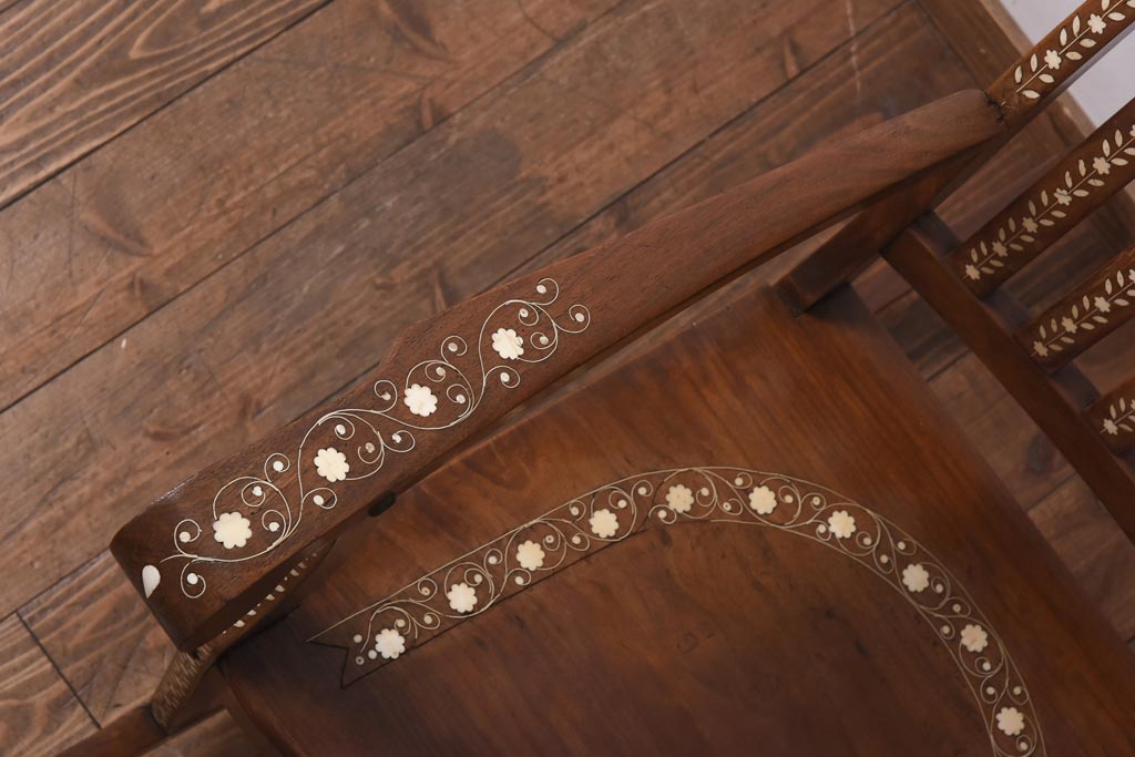 ヴィンテージ家具　スペインビンテージ　花模様の象嵌が可愛らしいどっしりとしたロッキングチェア(椅子)