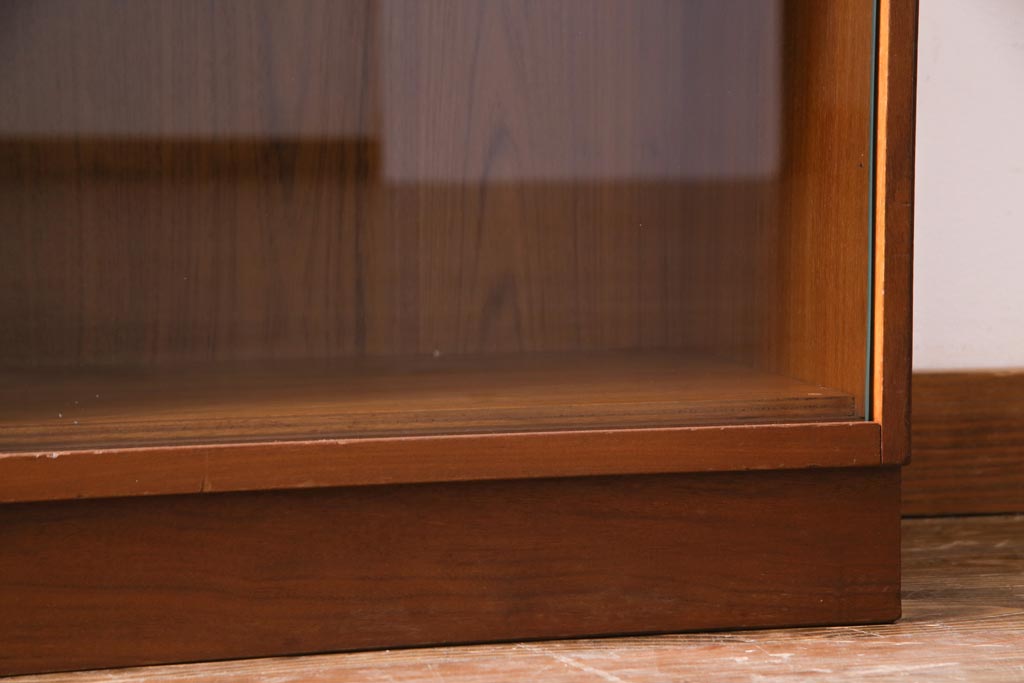 ヴィンテージ家具　北欧ビンテージ　ミッドセンチュリーな雰囲気漂うシンプルなガラス戸棚(キャビネット、本箱、収納棚)