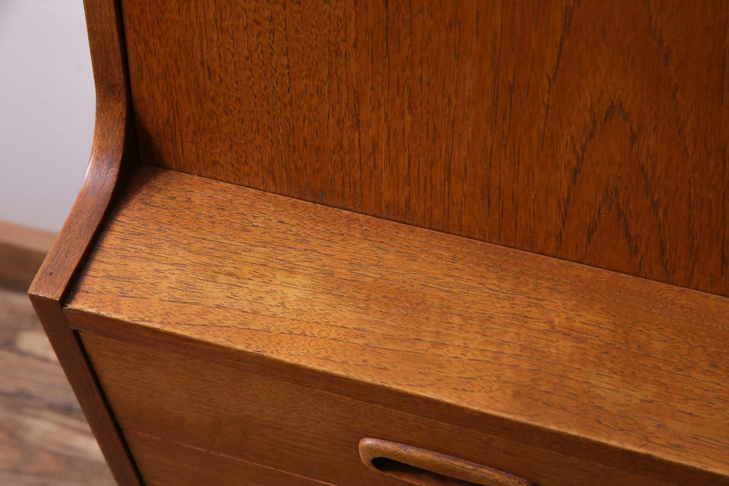 ヴィンテージ家具　北欧ビンテージ　チーク材　細身の脚がおしゃれなライティングビューロー(簿記机、在宅ワーク、在宅用デスク)