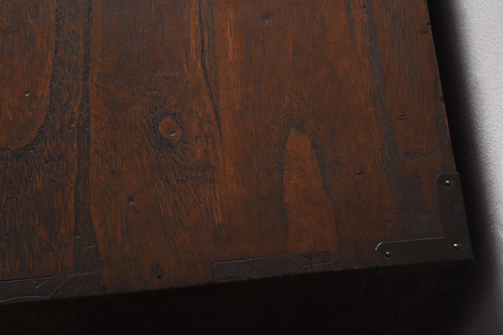 アンティーク家具　和製アンティーク　総桐材　凝った作りの銅金具が趣き深い小箪笥(小引き出し、収納棚、戸棚、桐箪笥、桐たんす)