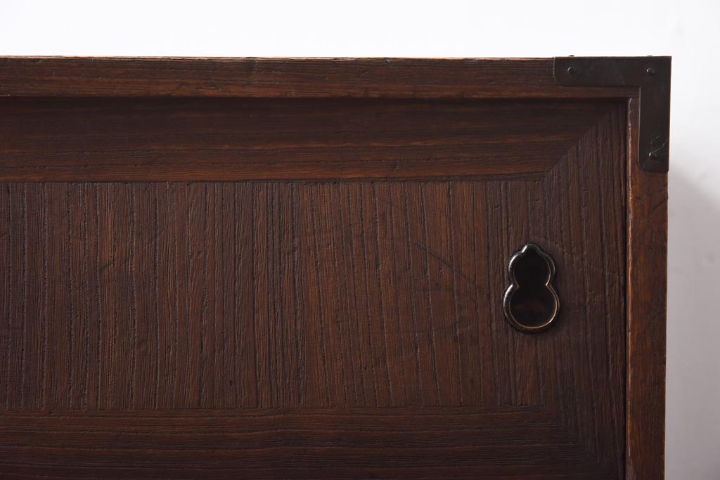 アンティーク家具　和製アンティーク　総桐材　凝った作りの銅金具が趣き深い小箪笥(小引き出し、収納棚、戸棚、桐箪笥、桐たんす)