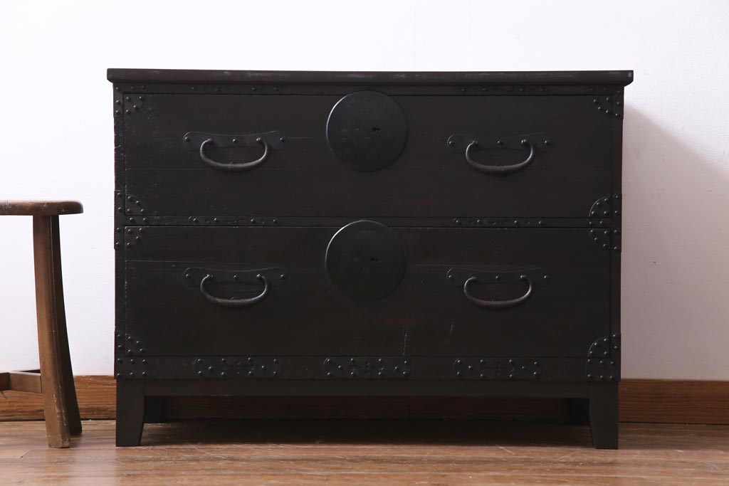 アンティーク家具　リメイク　暗く渋さのある色合いが魅力的な箪笥リビングボード(チェスト、引き出し)