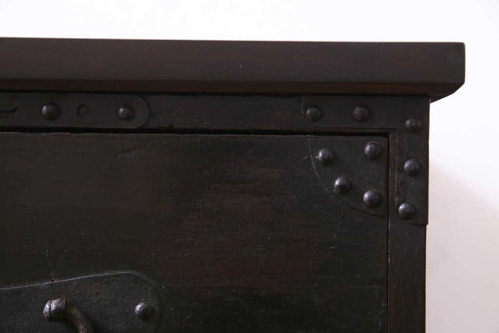 アンティーク家具　リメイク　暗く渋さのある色合いが魅力的な箪笥リビングボード(チェスト、引き出し)