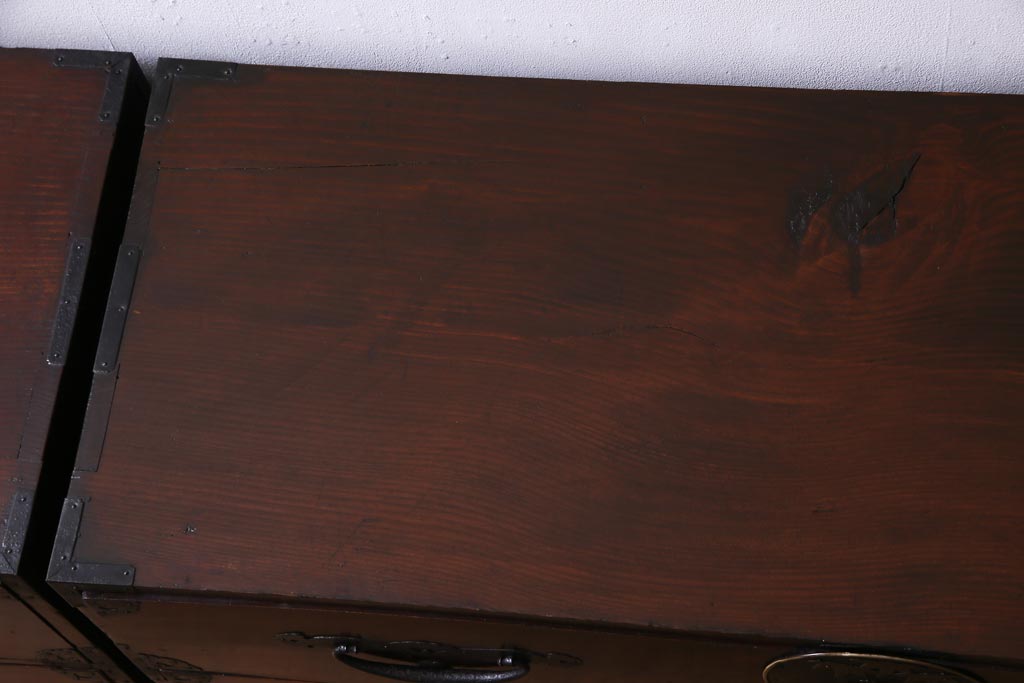 アンティーク家具　和製アンティーク　前面ケヤキ材　鳥モチーフの金具が可愛らしい重ね二本松箪笥(引き出し、衣装箪笥)