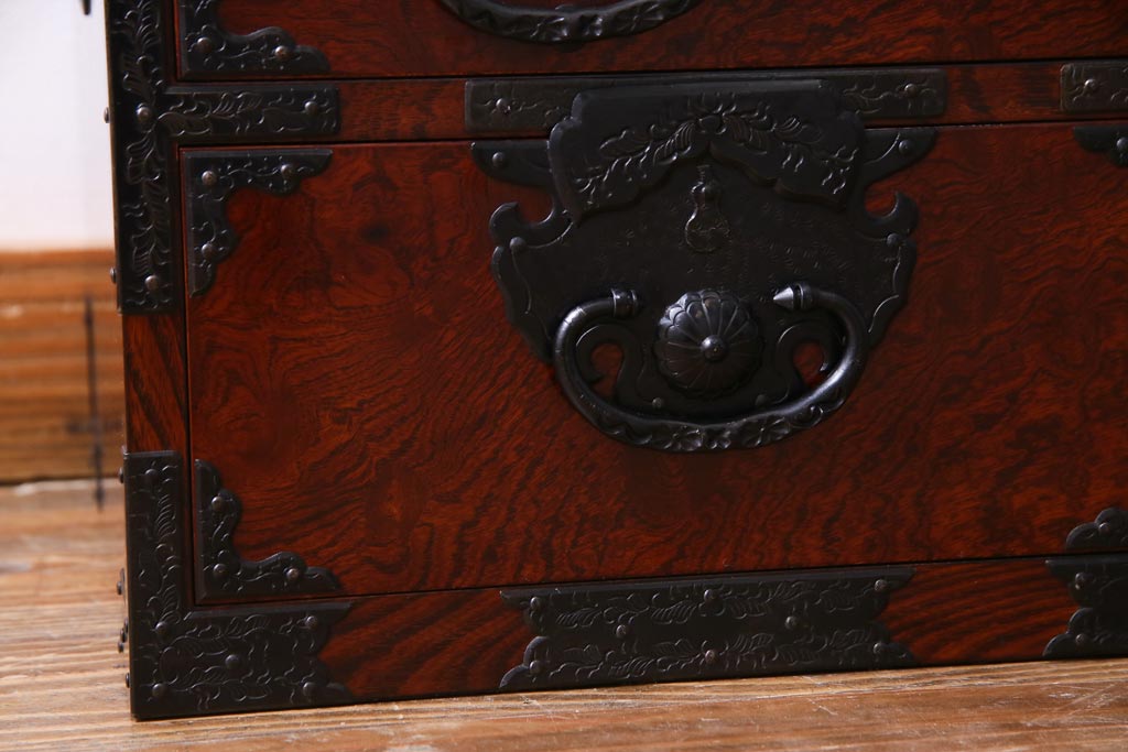 中古　仙台箪笥　熊野洞　ケヤキ材　玉杢　繊細かつ迫力溢れる金具が魅力の整理箪笥(ローボード)