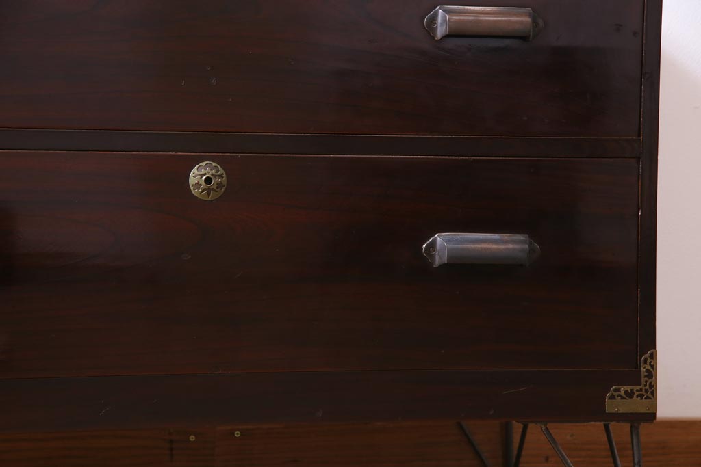 アンティーク家具　昭和初期　漆塗り　ケヤキ材　気品溢れる鉄脚リメイクの箪笥ローボード(リビングボード、衣装箪笥)