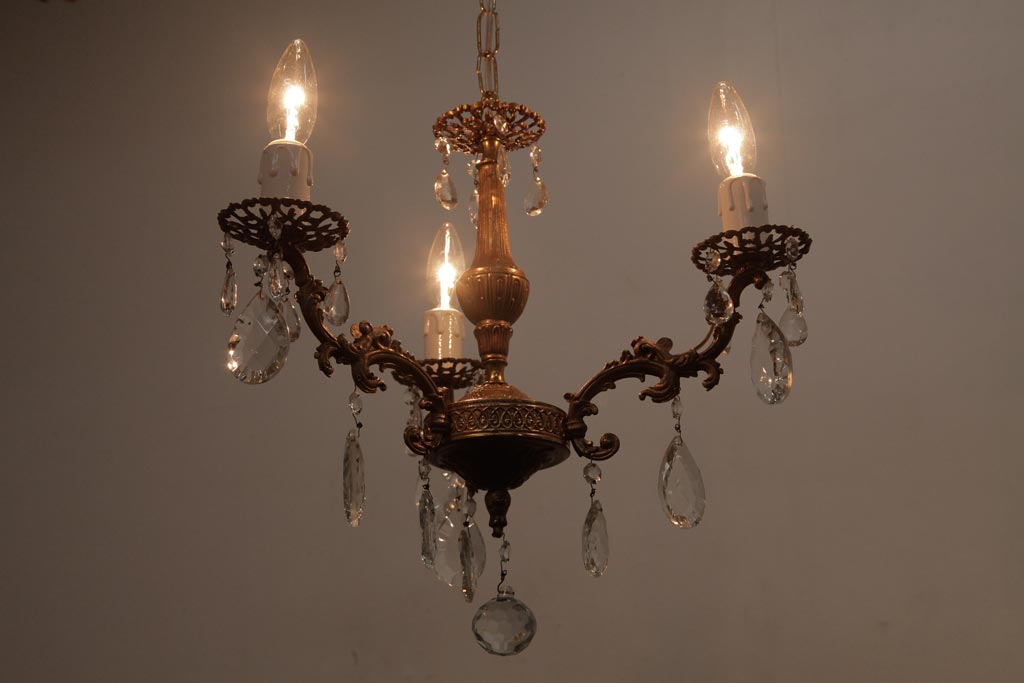 フランスビンテージ　透かし意匠が美しい!きめ細かい装飾のシャンデリア(3灯、天井照明、吊り下げ照明)