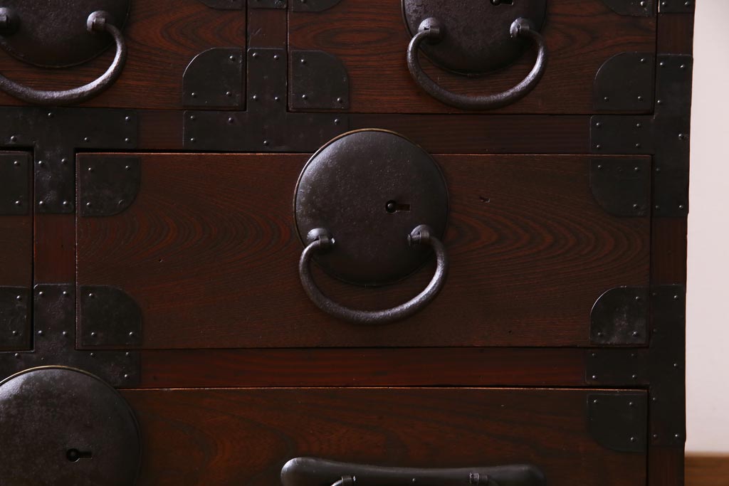 アンティーク家具　古民具　前面ケヤキ材　漆塗り　立体感のある丸金具が個性的な松本帳場箪笥(引き出し、戸棚)