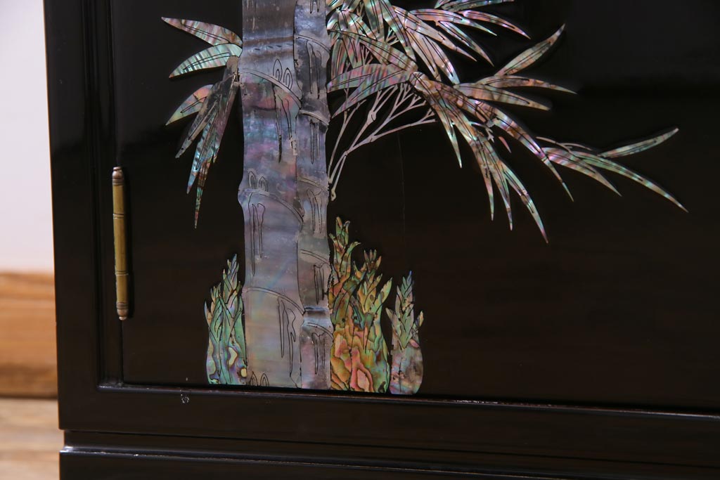 中古　民芸家具　竹と鳥　螺鈿の図柄が目を引く飾り棚(朝鮮棚)(定価約17万円)