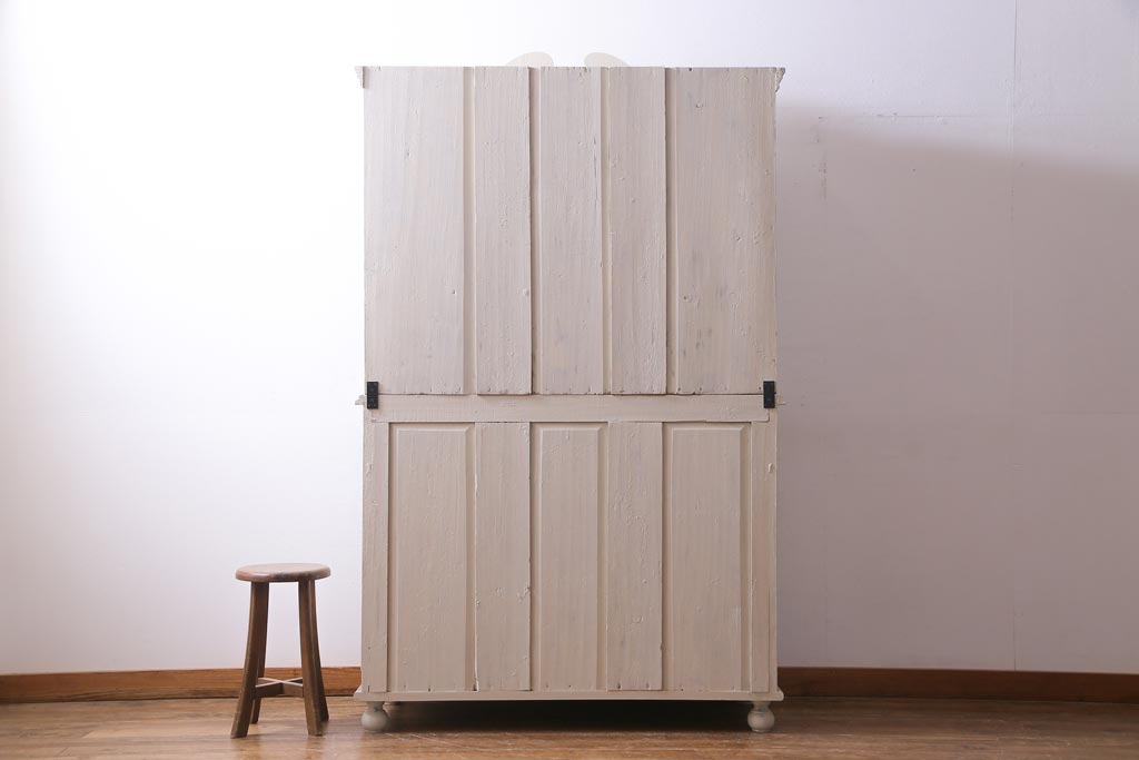 アンティーク家具　フランスアンティーク　扉が個性的なパイン材製のペイント食器棚(収納棚)