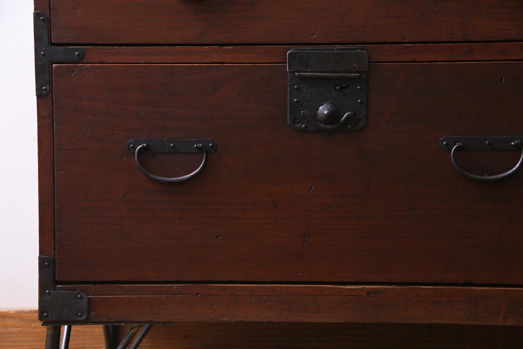 アンティーク家具　和製アンティーク　リメイク　渋い風合いの鉄脚付箪笥リビングボード(ローボード、和タンス)