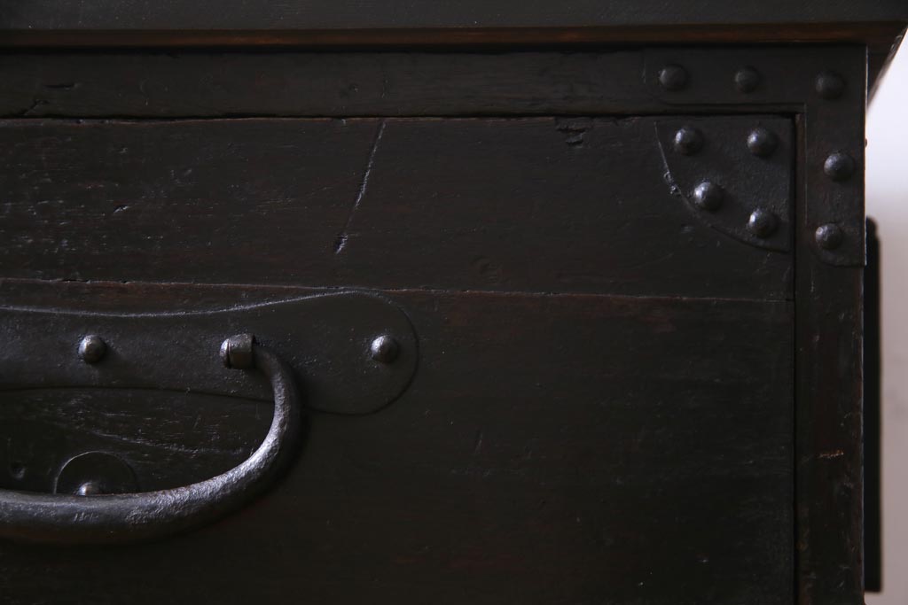 アンティーク家具　明治期　鉄脚リメイク　インダストリアルな雰囲気漂う箪笥ローボード(リビングボード、チェスト)です。