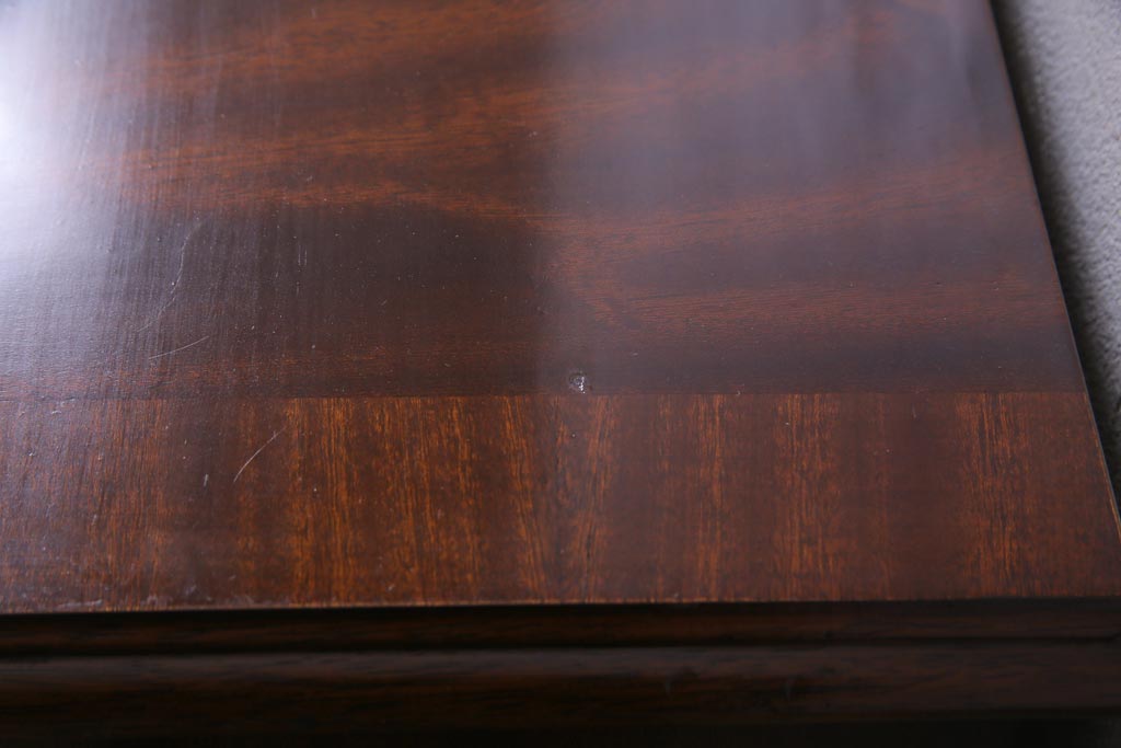 ヴィンテージ家具　イギリスビンテージ　マホガニー材　クラシカルな取っ手がおしゃれな縦型チェスト(サイドチェスト、引き出し)