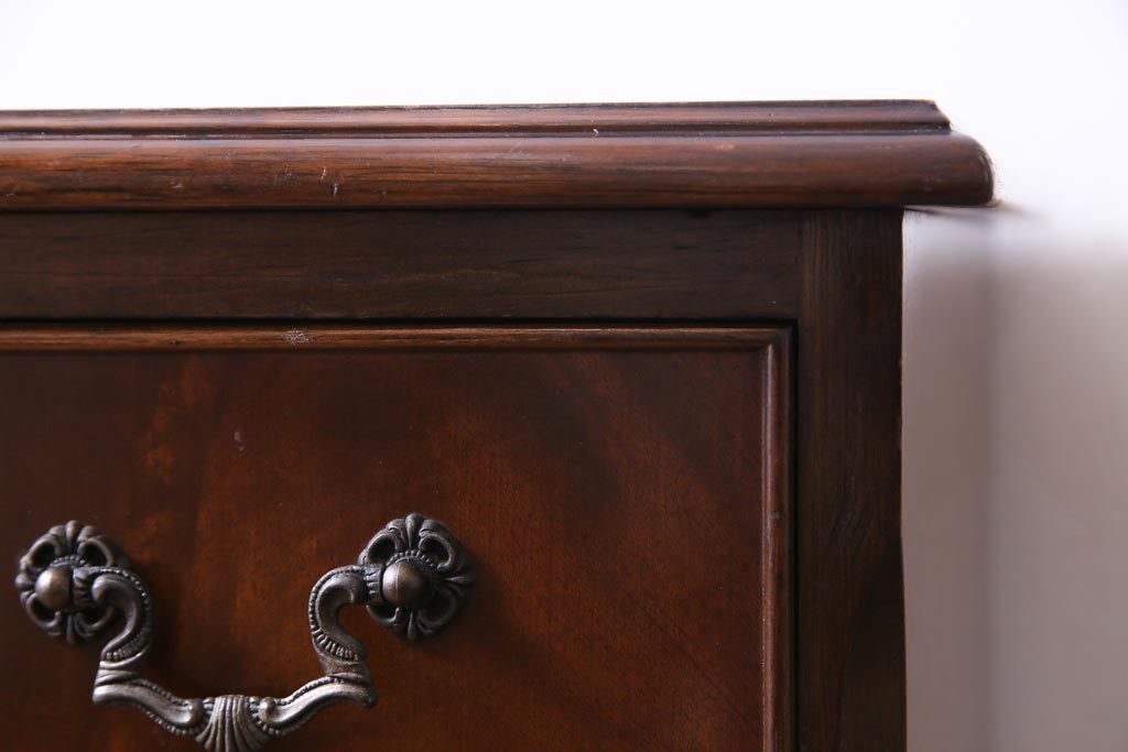 ヴィンテージ家具　イギリスビンテージ　マホガニー材　クラシカルな取っ手がおしゃれな縦型チェスト(サイドチェスト、引き出し)