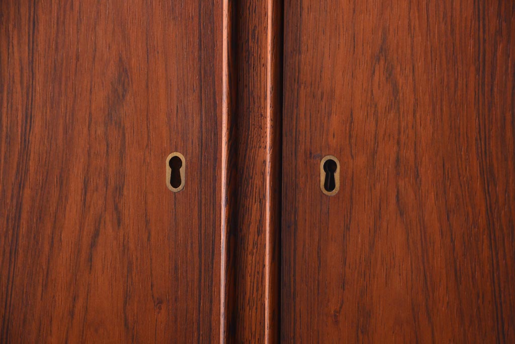 ヴィンテージ家具　北欧ビンテージ　デンマーク製　ローズウッドの美しい木肌が高級感漂うコーナーキャビネット(収納棚、戸棚)