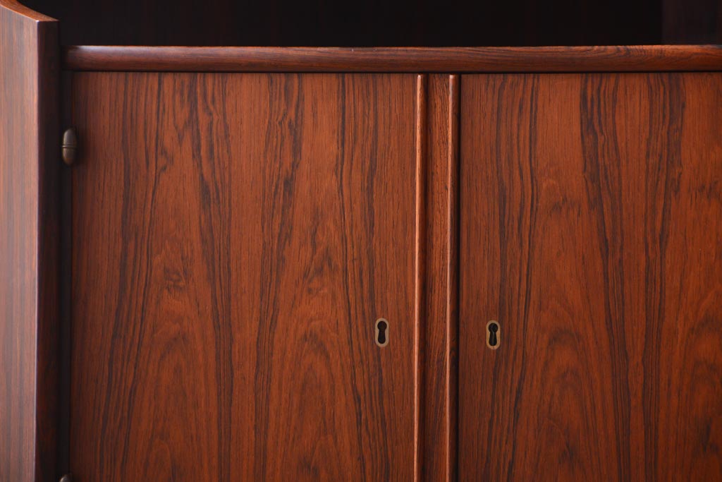 ヴィンテージ家具　北欧ビンテージ　デンマーク製　ローズウッドの美しい木肌が高級感漂うコーナーキャビネット(収納棚、戸棚)