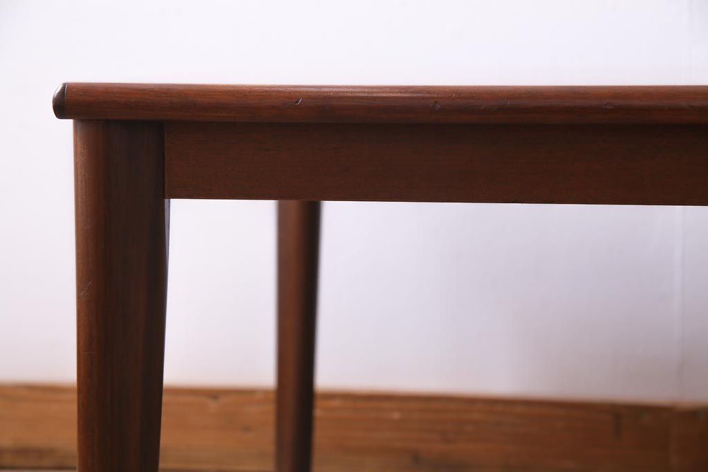 ヴィンテージ家具　北欧ビンテージ　デンマーク　TRIOH社　チーク材　ぬくもり感じる木肌が魅力的なセンターテーブル(ローテーブル)