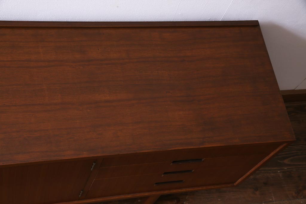 ヴィンテージ家具　ビンテージ　チーク材　直線的な北欧風デザインのリビングボード(サイドボード)