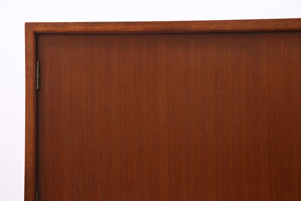 ヴィンテージ家具　ビンテージ　チーク材　直線的な北欧風デザインのリビングボード(サイドボード)
