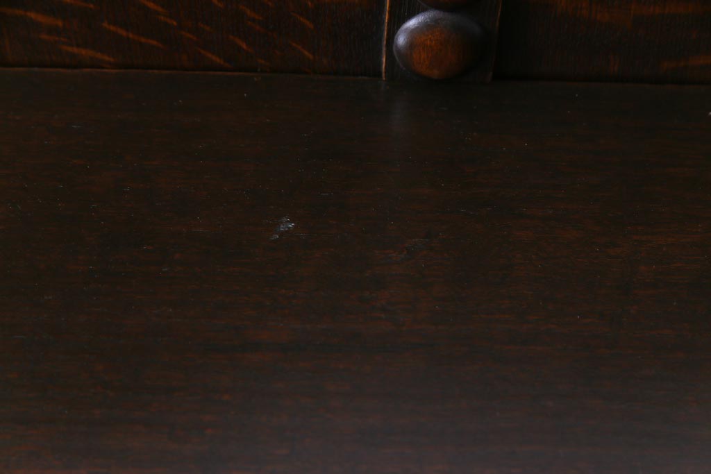 アンティーク家具　イギリスアンティーク　オーク材　上手物　落ち着いた華やかさが気品漂うサイドボード(収納棚、キャビネット)