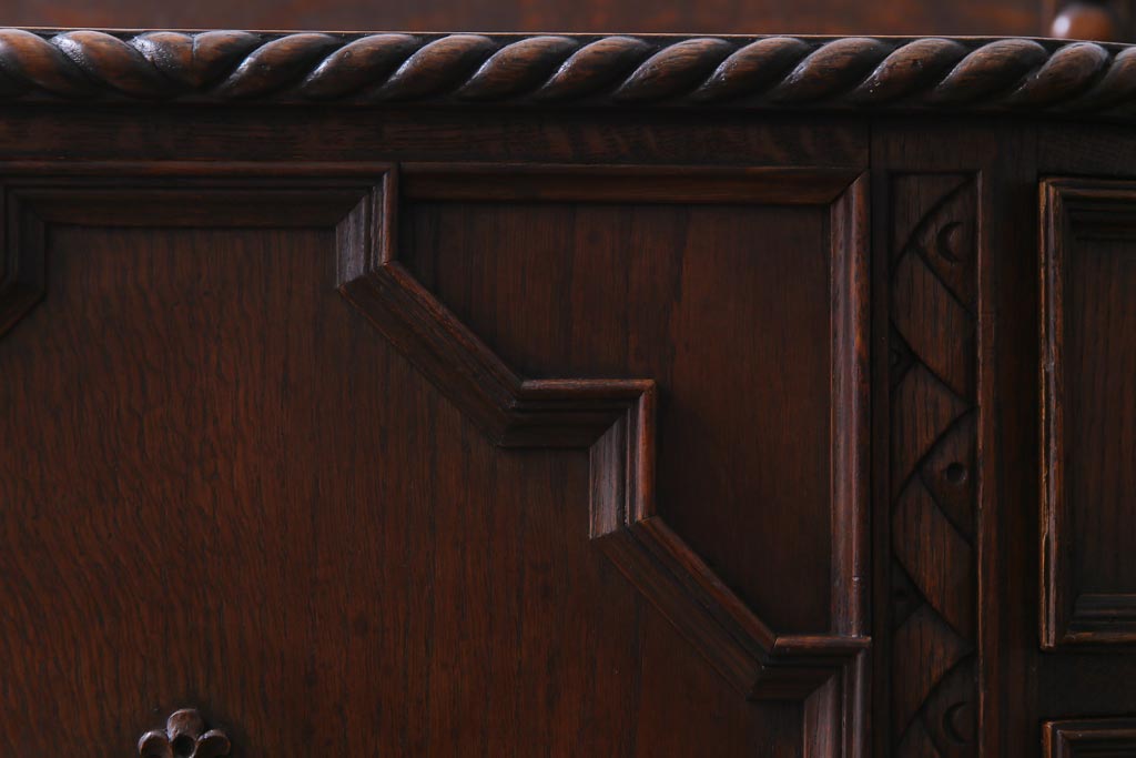 アンティーク家具　イギリスアンティーク　オーク材　上手物　落ち着いた華やかさが気品漂うサイドボード(収納棚、キャビネット)