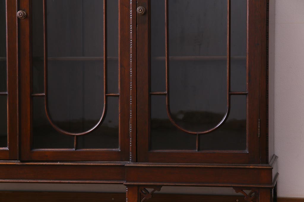 アンティーク家具　イギリスアンティーク　マホガニー材　上品な雰囲気が魅力的なガラス扉のキャビネット(サイドボード、収納棚、飾り棚)