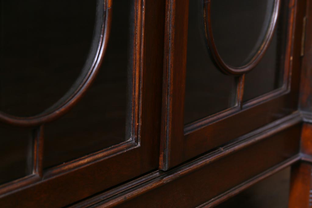 アンティーク家具　イギリスアンティーク　マホガニー材　上品な雰囲気が魅力的なガラス扉のキャビネット(サイドボード、収納棚、飾り棚)
