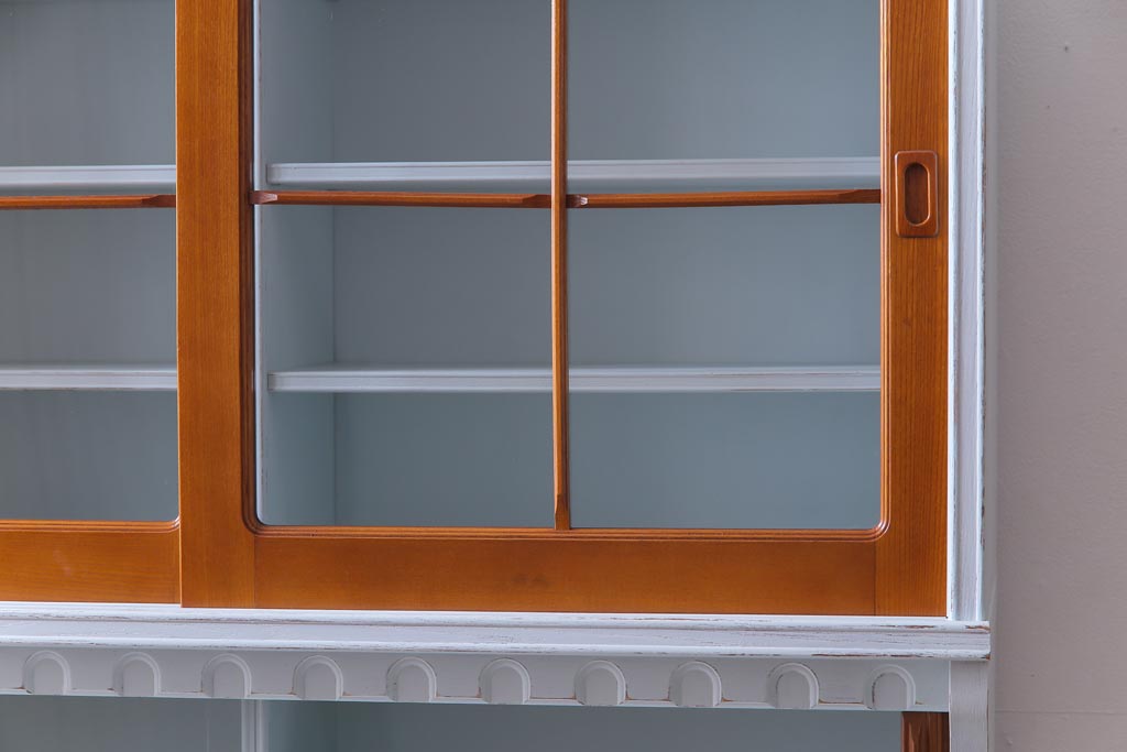 ジャパンビンテージ　ペイント家具　レトロな雰囲気が魅力的なカップボード(食器棚、収納棚)