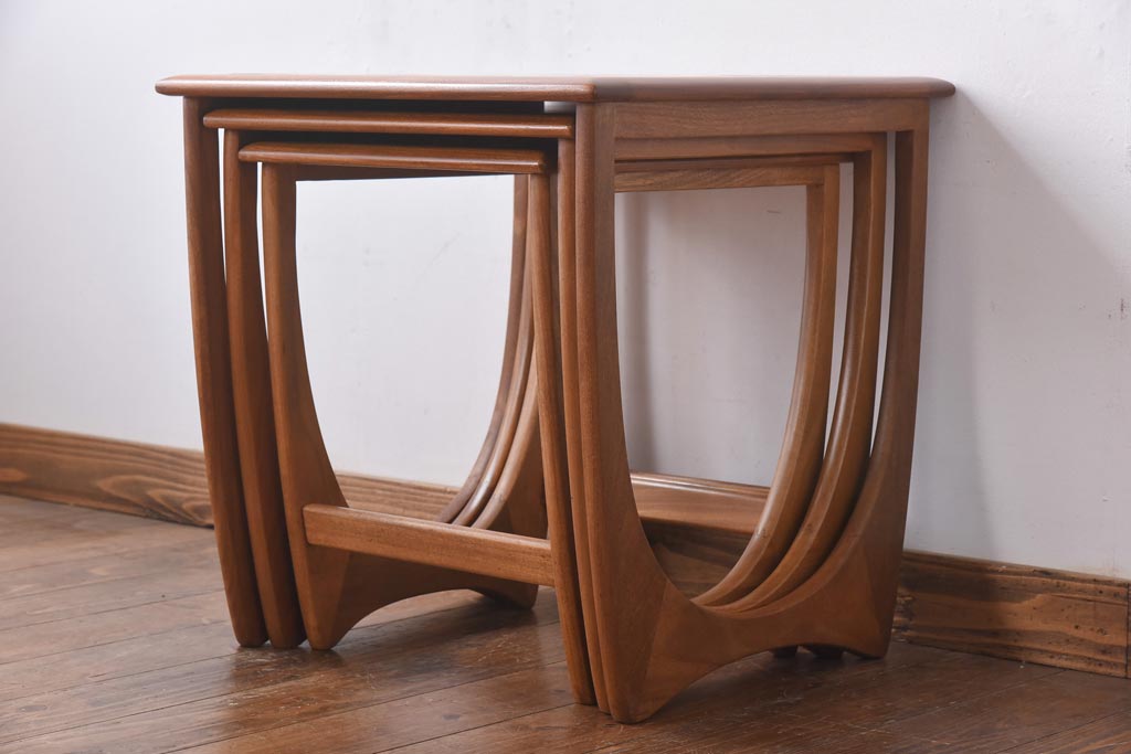 ヴィンテージ家具　北欧ビンテージ　G-PLAN(ジープラン)　チーク材　オリエンタルな模様が目を引くタイルトップのネストテーブル(サイドテーブル)