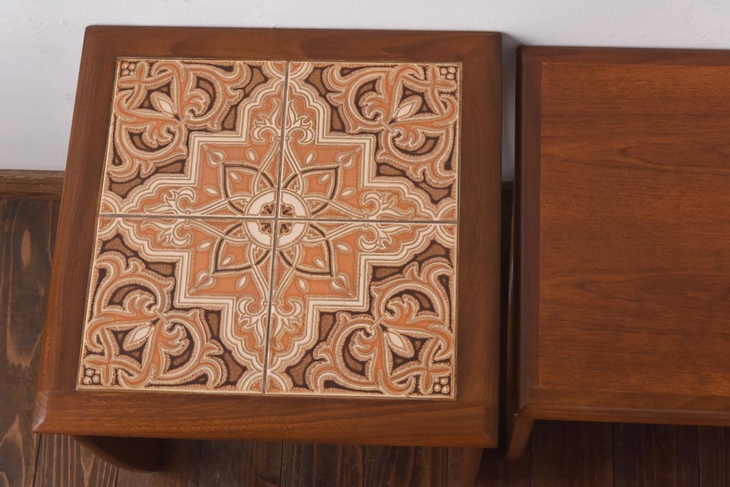 ヴィンテージ家具　北欧ビンテージ　G-PLAN(ジープラン)　チーク材　オリエンタルな模様が目を引くタイルトップのネストテーブル(サイドテーブル)