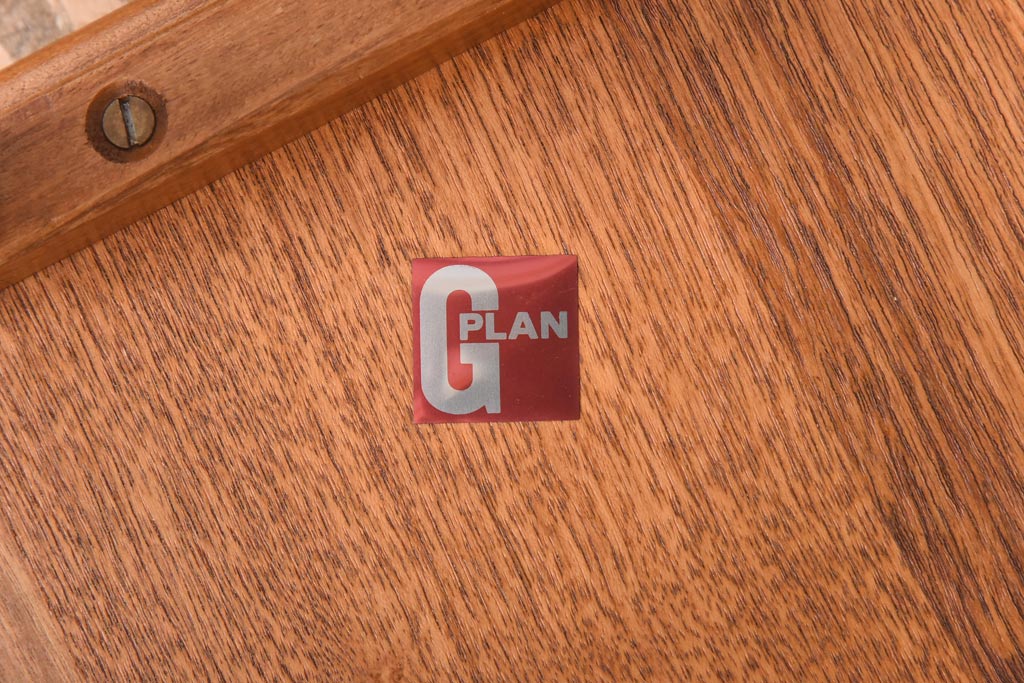 ヴィンテージ家具　北欧ビンテージ　G-PLAN(ジープラン)　チーク材　オリエンタルな模様が目を引くタイルトップのネストテーブル(サイドテーブル)