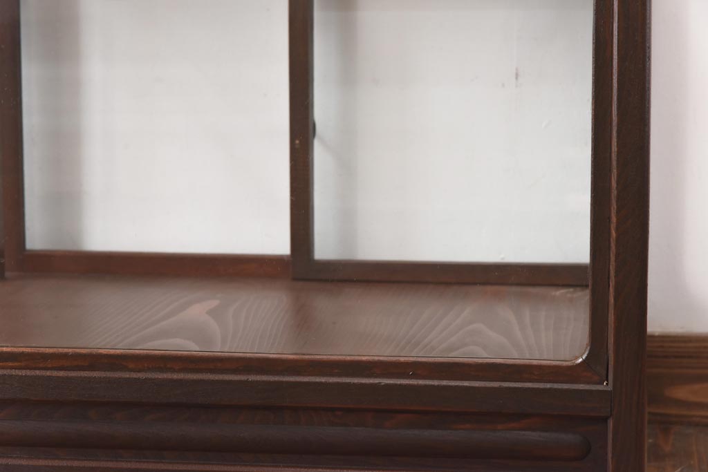 アンティーク家具　大正ロマン　栗材　細部の意匠が光るすっきりとしたデザインのガラスケース(陳列棚、飾り棚)