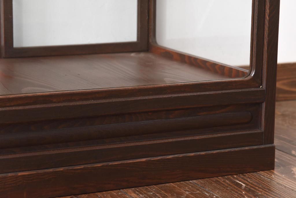 アンティーク家具　大正ロマン　栗材　細部の意匠が光るすっきりとしたデザインのガラスケース(陳列棚、飾り棚)
