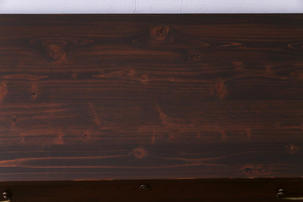 アンティーク家具　鉄脚リメイク　前面ケヤキ材　味わいのある杢目を楽しめる箪笥ローボード(リビングボード、チェスト)