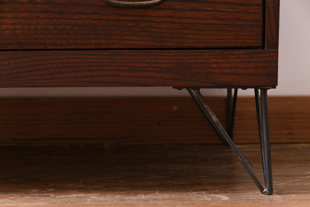 アンティーク家具　鉄脚リメイク　前面ケヤキ材　味わいのある杢目を楽しめる箪笥ローボード(リビングボード、チェスト)