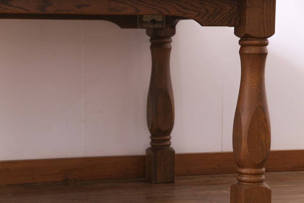 中古　輸入家具　ベルギー製　どっしりとした重厚感のあるオーク材の6人掛けダイニングテーブル(机)(定価約24万円)