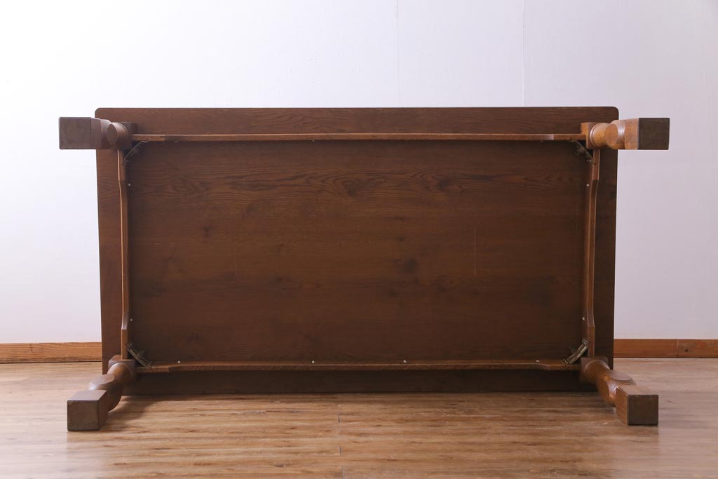 中古　輸入家具　ベルギー製　どっしりとした重厚感のあるオーク材の6人掛けダイニングテーブル(机)(定価約24万円)
