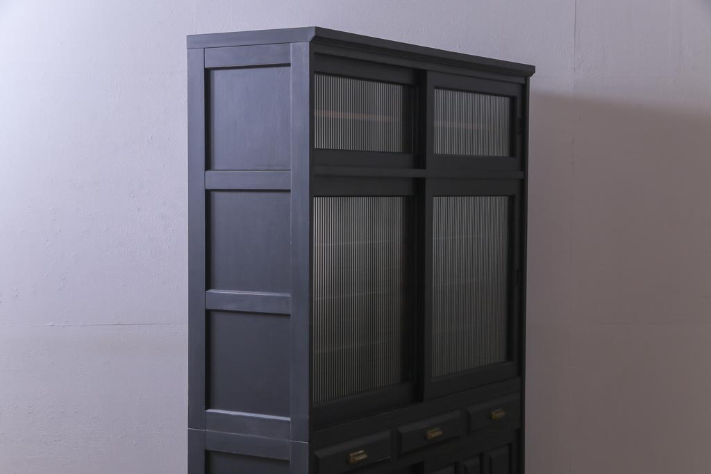 中古　北海道民芸家具リメイク　モールガラス入りのシックなペイント食器棚(収納棚)(定価約41万円)