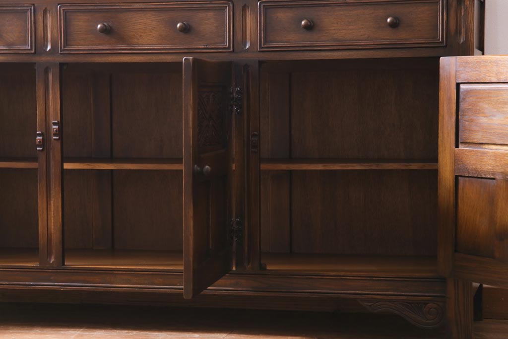 ビンテージ　イギリス輸入家具　オーク材　伝統的なカントリースタイルを盛り上げるサイドボード(収納棚)