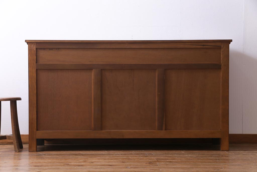 ビンテージ　イギリス輸入家具　オーク材　伝統的なカントリースタイルを盛り上げるサイドボード(収納棚)