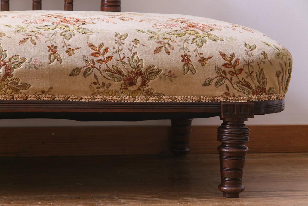 アンティーク家具　イギリスアンティーク　ウォールナット　上品で優しげな雰囲気が漂うシェーズロング(長椅子、ソファ、カウチソファ)