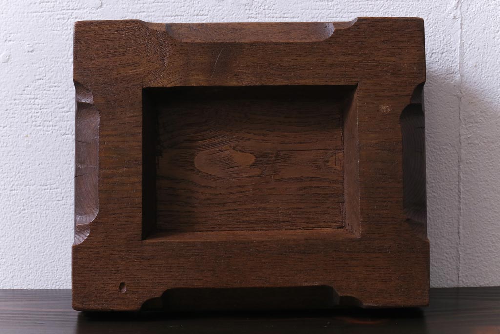 アンティーク雑貨　古民具・骨董　総桑材　和彫り　味わい深い彫刻が目を引く台座付き木箱(収納箱、小物入れ)