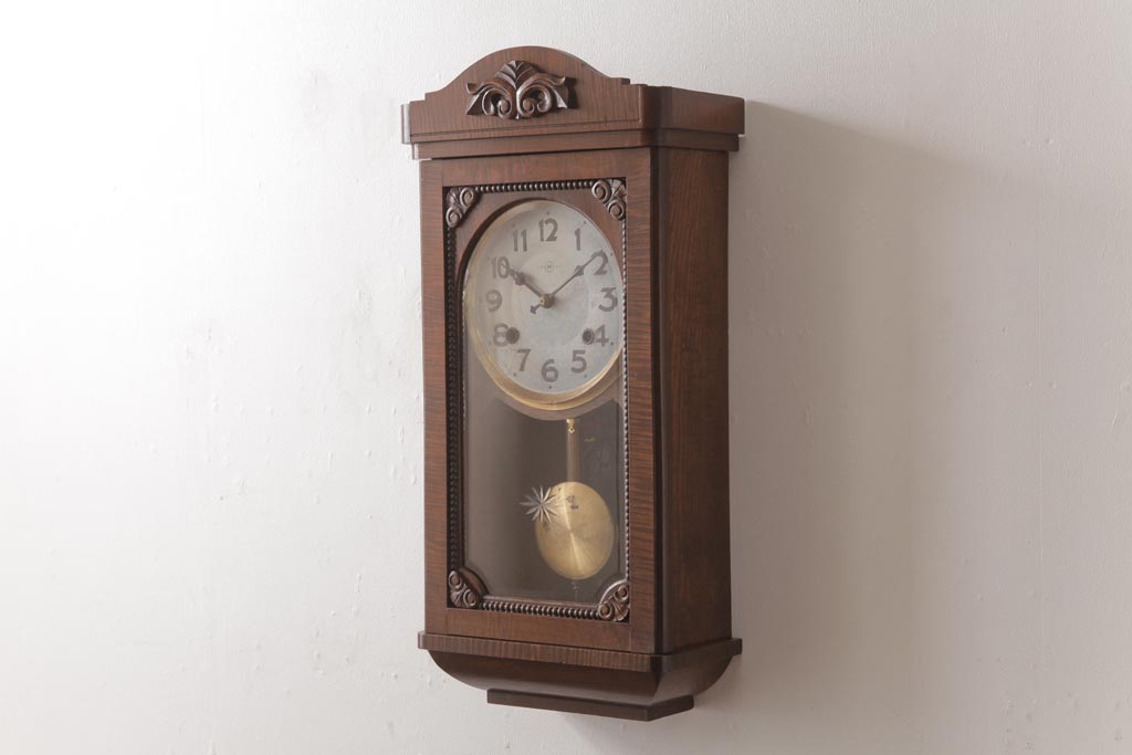 アンティーク雑貨　昭和初期　Mマーク　手巻き　ゼンマイ式　彫り装飾がクラシカルな雰囲気の振り子時計(柱時計、壁掛け時計)