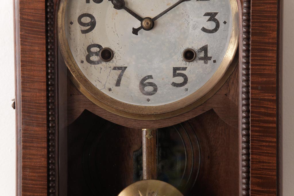 アンティーク雑貨　昭和初期　Mマーク　手巻き　ゼンマイ式　彫り装飾がクラシカルな雰囲気の振り子時計(柱時計、壁掛け時計)