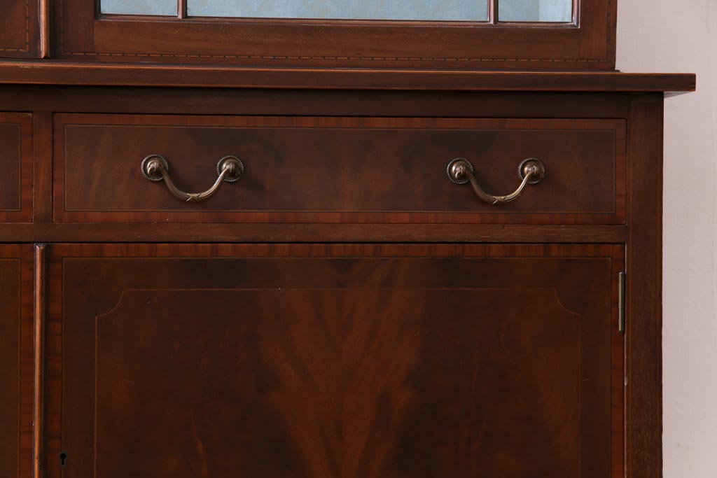アンティーク家具　イギリスアンティーク　Christopher Pratt&Sons　BRADFORD　象嵌　繊細なデザインの飾り棚(戸棚)