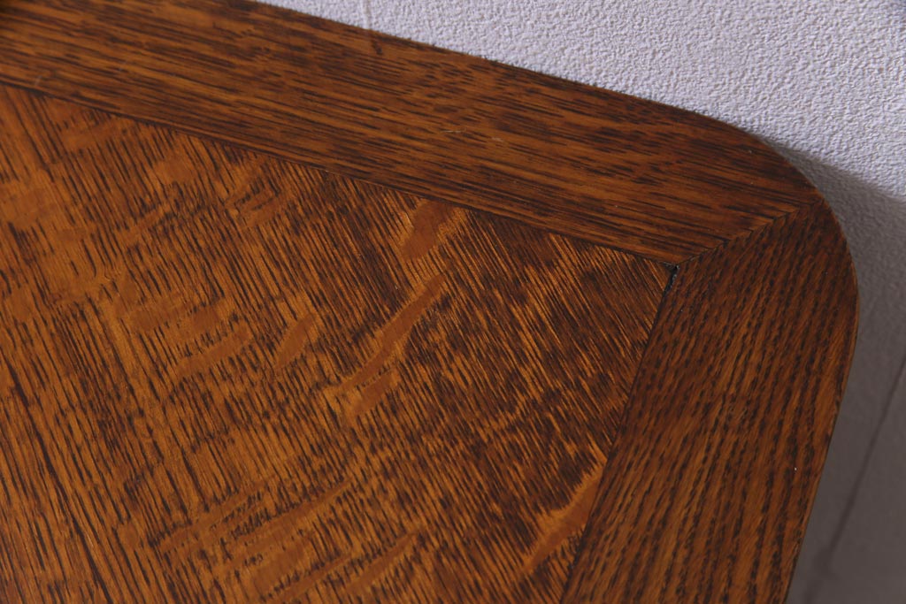 ヴィンテージ家具　イギリスビンテージ　オーク材　脚と天板が個性的な重厚感漂う4人掛けダイニングテーブル