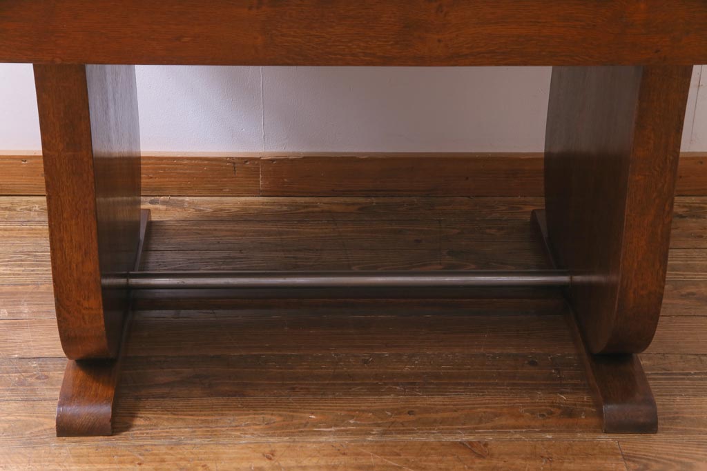 ヴィンテージ家具　イギリスビンテージ　オーク材　脚と天板が個性的な重厚感漂う4人掛けダイニングテーブル