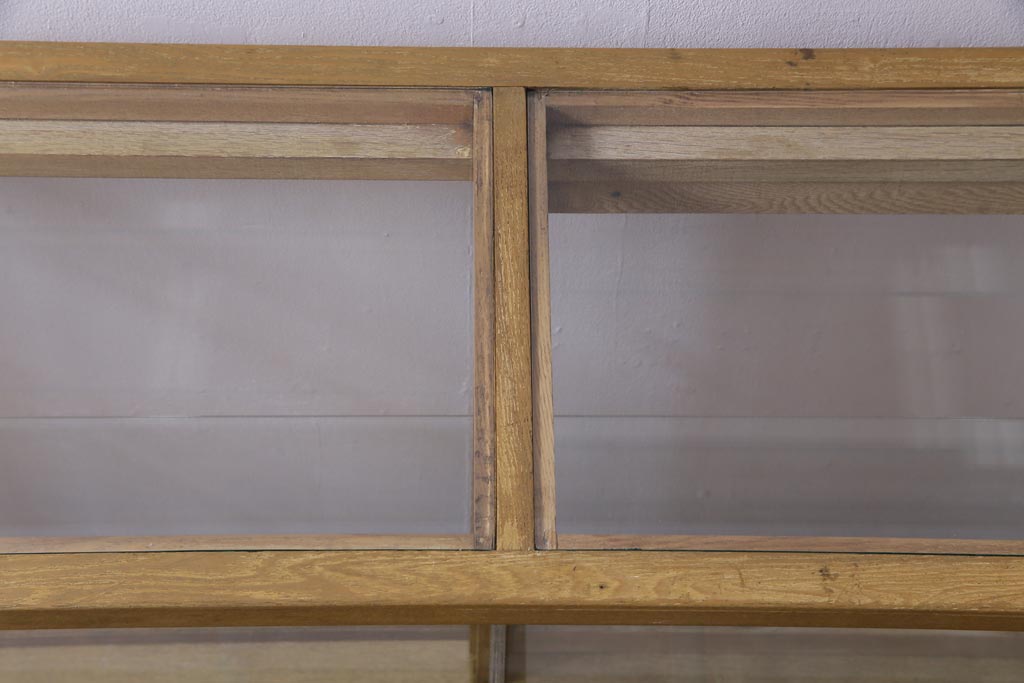 レトロ家具　昭和中期　ナラ材　台形　レトロな佇まいが魅力的なガラスケース(ショーケース、飾り棚、陳列棚)